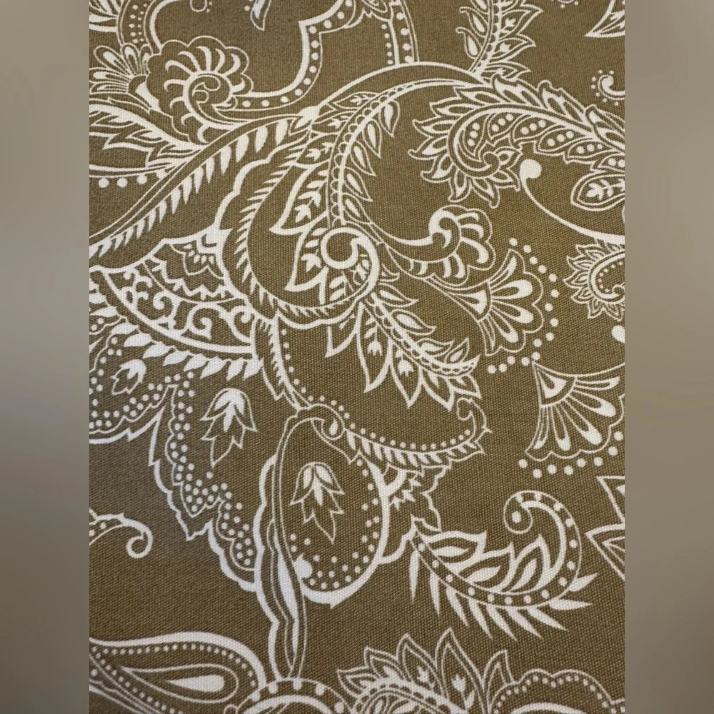 Mercer & Madison home cloth placemats set of six beige & white Paisley design